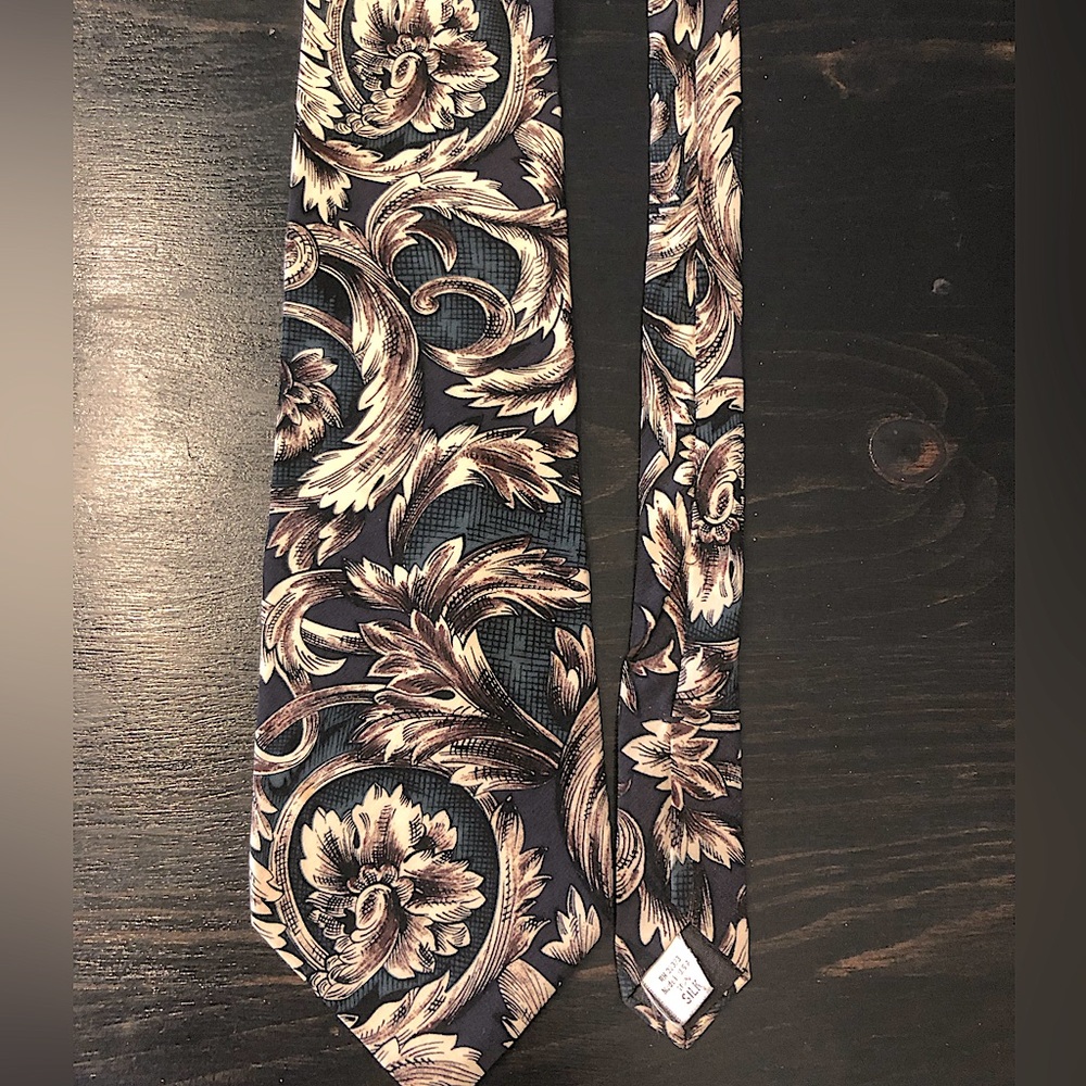Classic Floral Patterned Silk Tie in Navy and Beige